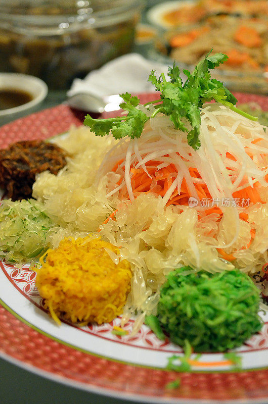 中国新年有一道特别的菜叫“玉生”或“Yee Sang”